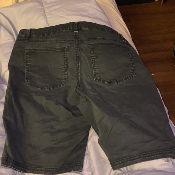Black Bermuda golf shorts. - Picture 2 of 3